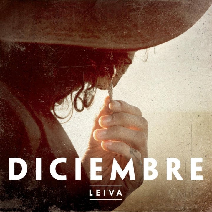 Leiva bajo un sol de invierno en la portada de 'Diciembre'. Foto: Facebook.