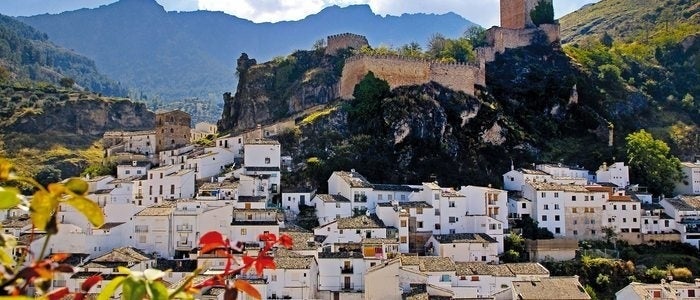 Vista del Castillo de la Yedra y del pueblo de Cazorla.