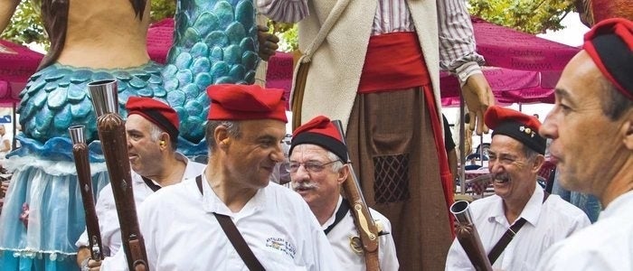 Gigantes y tabuqueros en la fiesta mayor de Roses.