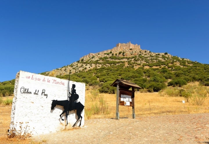 Junto a Aldea del Rey se encuentra, al fondo, el Sacro Castillo-Convento de Calatrava La Nueva. Foto: Shutterstock.