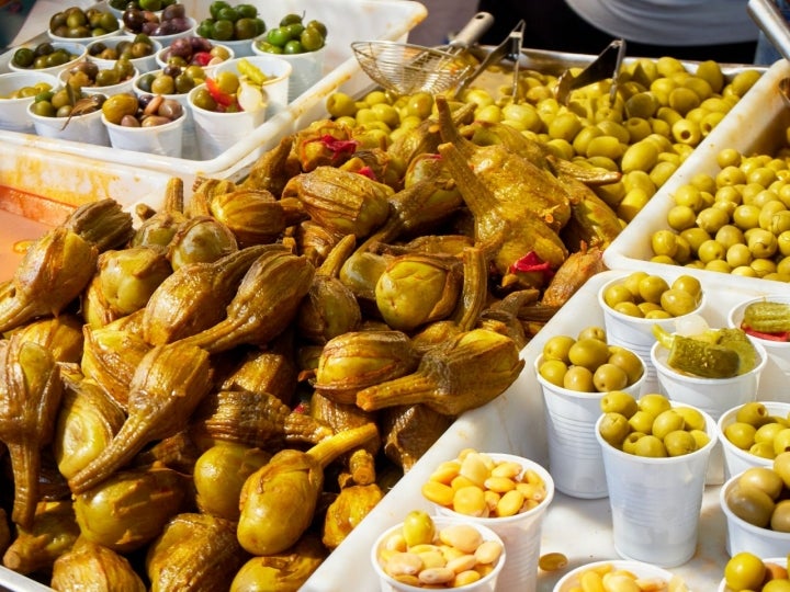 Las berenjenas en vinagre, las de Almagro, se pueden encontrar en muchos mercados. Foto: Shutterstock.