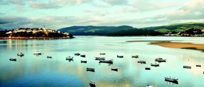 Barcos en la desembocadura del Eo, en Castropol.