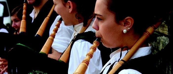 Jóvenes gaiteros ataviados con trajes típicos.