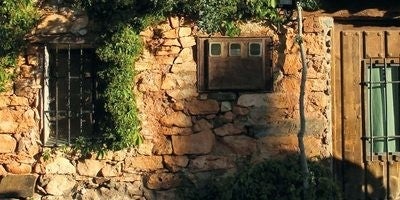 Fachada de piedra en Patones de Arriba.