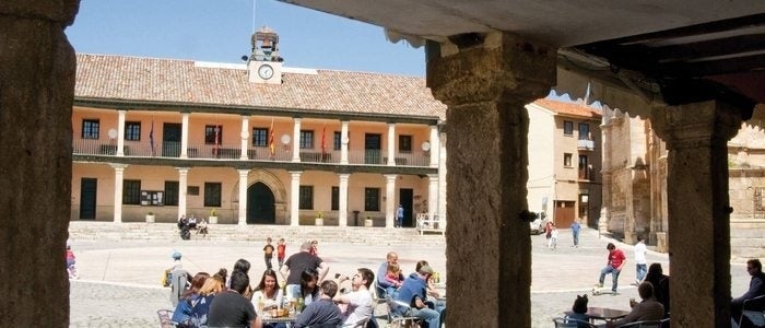 Plaza Mayor de Torrelaguna desde los sosportales.