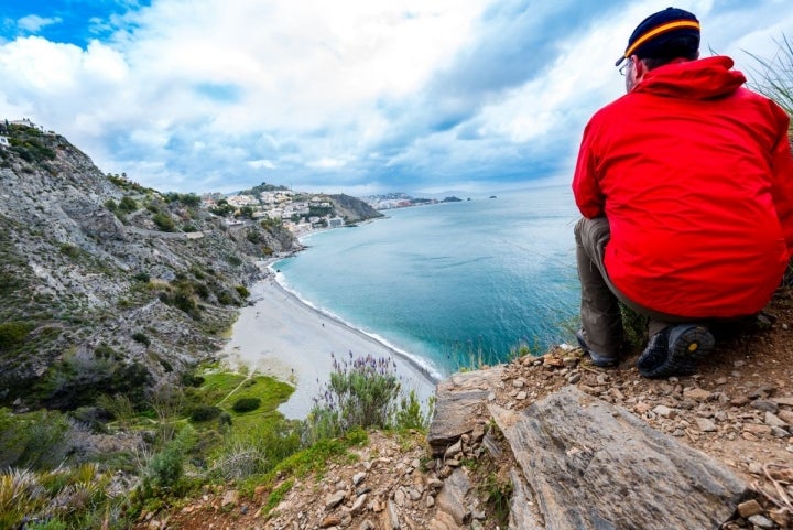 La playa del Muerto, en Almuñécar, se encuentra al final de la del Cotobro, escondida tras un cerro. Foto: Shutterstock.