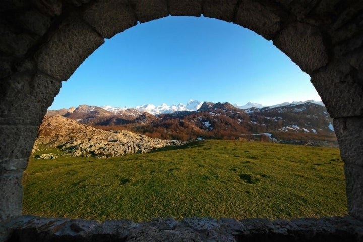 Valle asturiano desde una capilla.