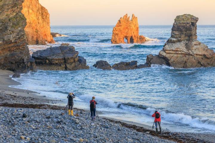 Islote rocoso frente a una zona de acantilados en la costa asturiana
