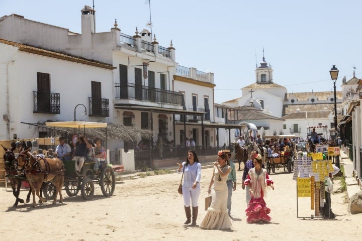 La aldea del Rocío vive la romería el fin de semana del Lunes de Pentecostés. Foto: Shutterstock.