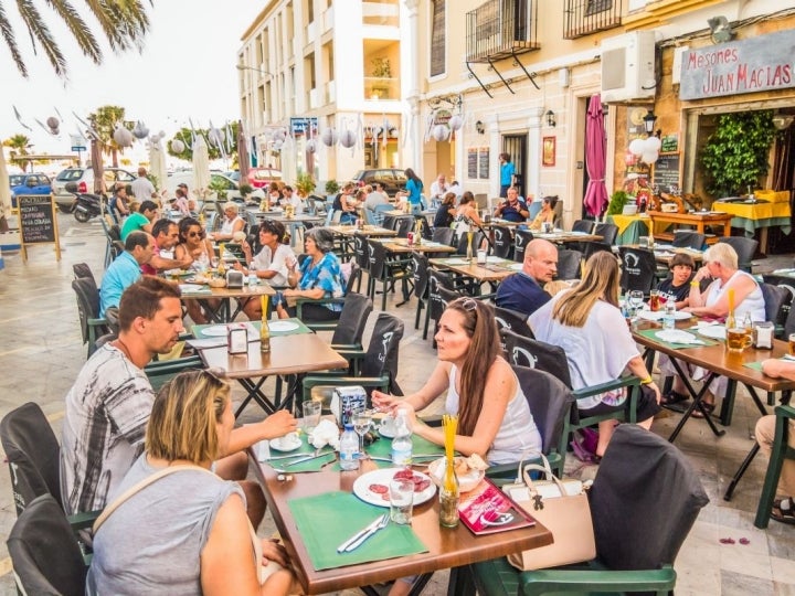 Los turistas tapean animadamente por las terrazas de Ayamonte. Foto: Shutterstock.