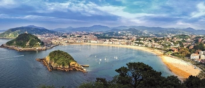 Vista de la bahía de la Concha con el monte Urgull y la isla de Santa Clara.