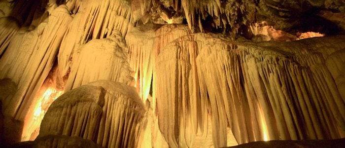 Formaciones de estalactitas en la gruta de las Maravillas.