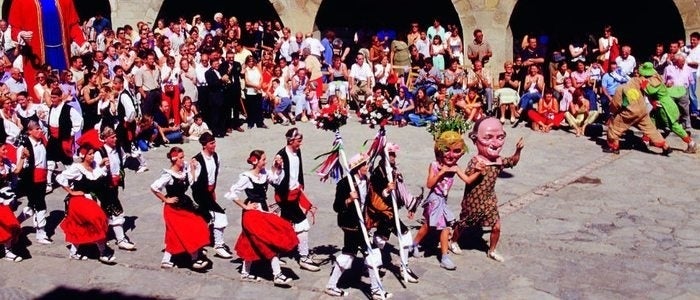 Gigantes y cabezudos en las fiestas de Graus.