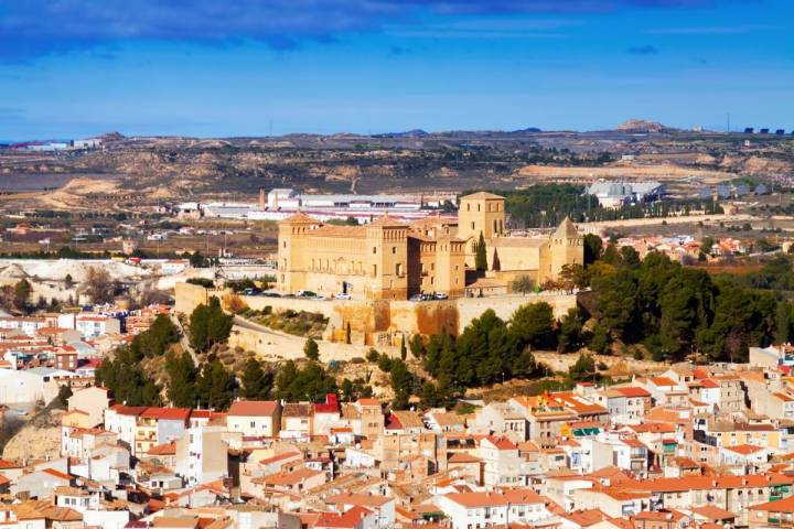 Una vista de Alcañiz, con el castillo (en la actualidad, Parador de Turismo) coronando la ciudad. Foto: Shutterstock.