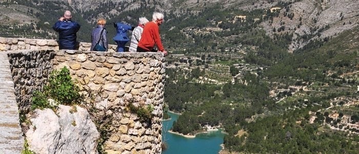 Vista de las montañas y el embalse de El Castell de Guadalest.