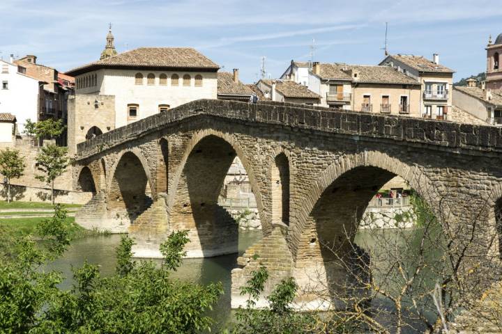 El puente románico de Puente la Reina, sobre el río Arga, es un punto de encuentro de peregrinos desde hace siglos. Foto: Shutterstock.