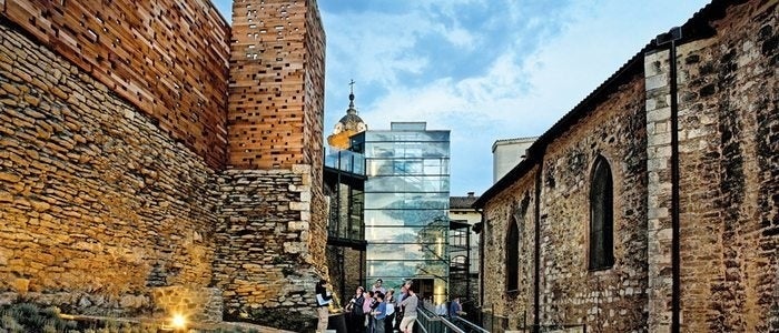 Museo Bibat junto a las murallas de Vitoria.