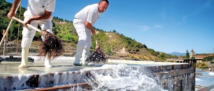 Salineros trabajando en las eras para la obtención de sal.