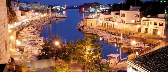 Vista nocturna del puerto deportivo de Ciutadella.