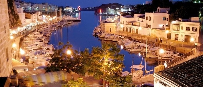 Vista nocturna del puerto deportivo de Ciutadella.