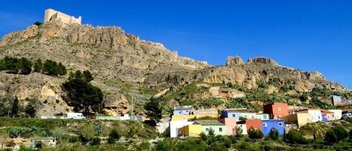 Vista de Jumilla con el castillo en lo alto.