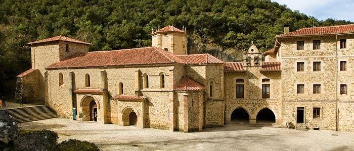 Fachada principal del Monasterio de Santo Toribio de Liébana.