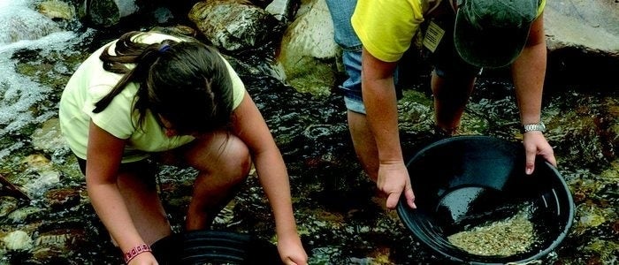 Bateadoras de oro en el río Navelgas.