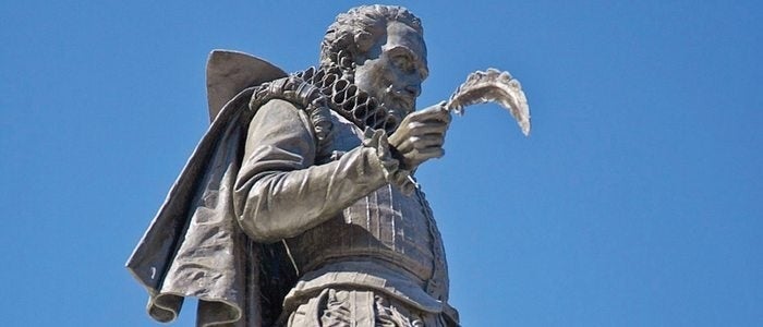 Estatua de Cervantes en la alcalaína plaza homónima.