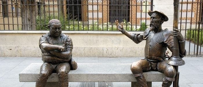 Figuras de Sancho y Don Quijote en la calle Mayor de Alcalá.