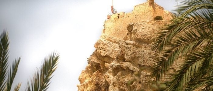 Siluetas de la cara de moro y de mujer cristiana, en el monte Benacantil de Alicante.