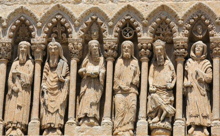Estatuas góticas de la catedral de Ciudad Rodrigo, del siglo XII. Foto: Shutterstock.