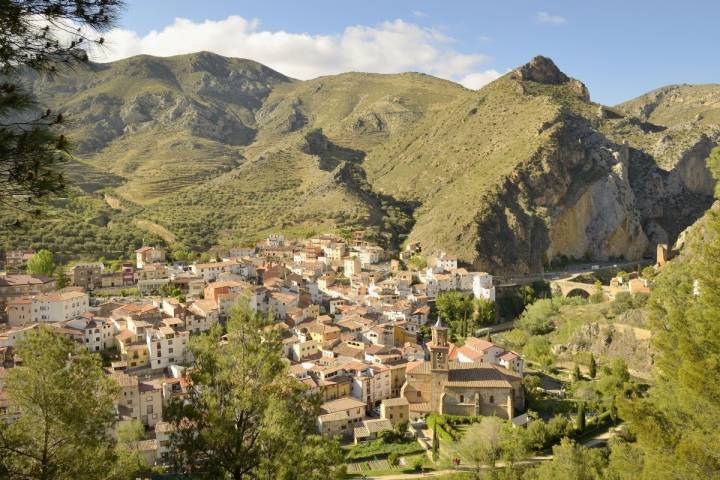 Una vista de Arnedillo, entre las sierras de la Hez y Peñalmonte. Foto: Shutterstock.