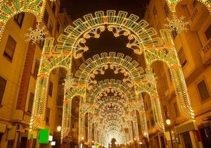 Calle iluminada en las Fallas de Valencia.