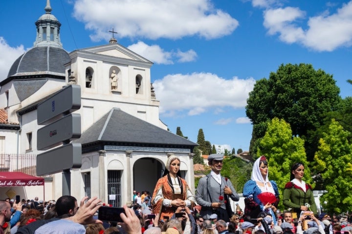 "A Parade for the Enjoyment of Young and Old, Featuring Giants and Big-Heads Dancing to the Tune of the Dulzaina and Tamboril. The most prominent and emblematic characters of Madrid have been delighting the festivities of San Isidro for over half a century: the traditional Madrilenian characters Julián and Maripepa, Alfonso VI, La Latina, the Mayor of Móstoles, Manolita Malasaña, Muhammad I, and La Arganzuela. The association behind the spectacle boasts a vast human capital, mostly comprising university students, who share a profound passion for giants and big-heads from all over Spain.They keep the tradition alive, and every year they strive to amaze anyone willing to join their jubilation through the most authentic streets of Madrid."
