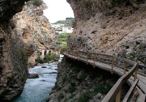 Pasarela sobre el río Castril. / Cedida por: www.castrilgranada.es