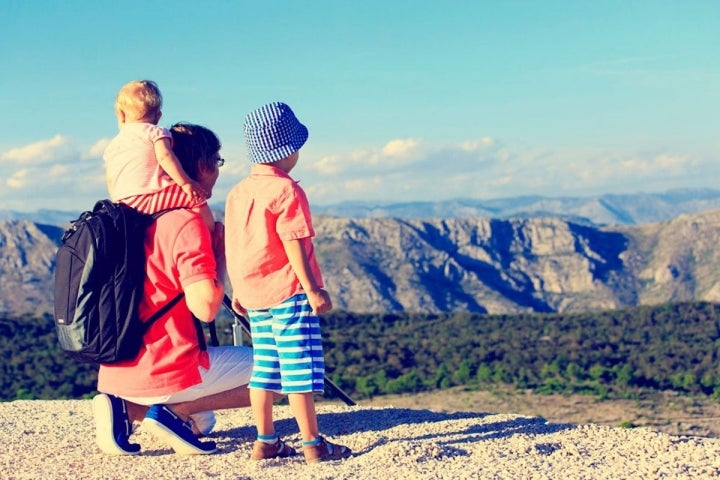 Padre e hijo en la montaña. Foto: shutterstock.