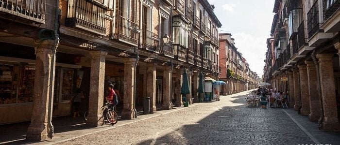 Calle Mayor en Alcalá de Henares / Flickr Víctor Gómez.