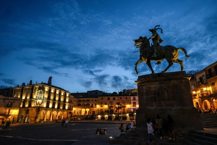 Plaza Mayor de Trujillo al anochecer.