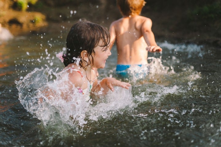 La playa del Alberche es un destino ideal para ir con la familia y darse un chapuzón. Foto: Shutterstock