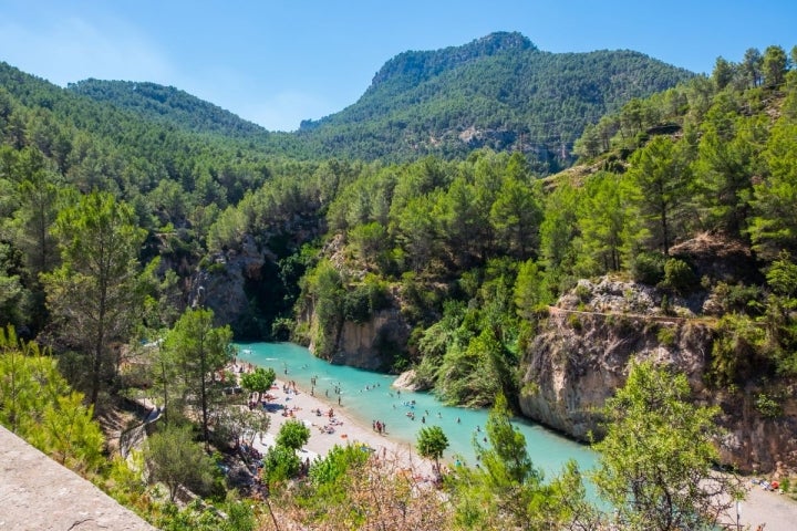 La Fuente de los Baños es su manantial más popular, del que brota el agua a 25 ºC. Foto: Shutterstock