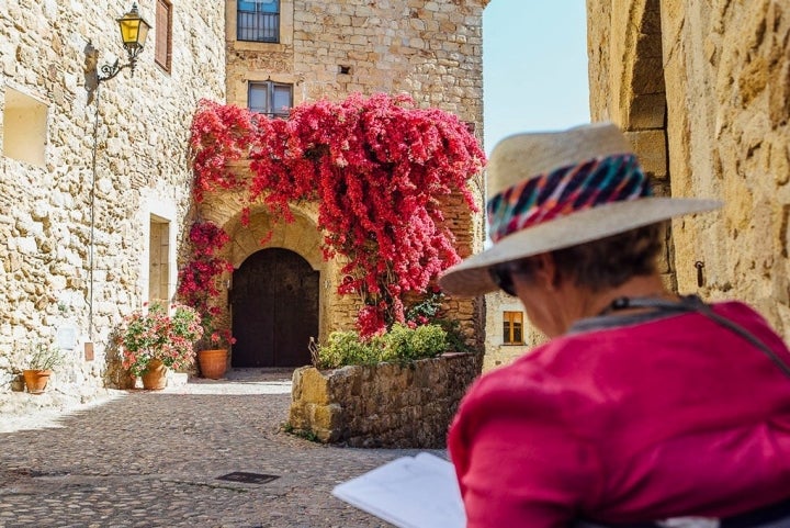 Visitantes se acercan a Pals a pintar sus rincones. Foto: César Cid.