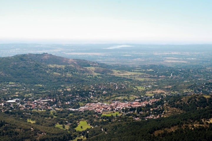 Las casas de Cercedilla parecen de juguete desde el mirador.