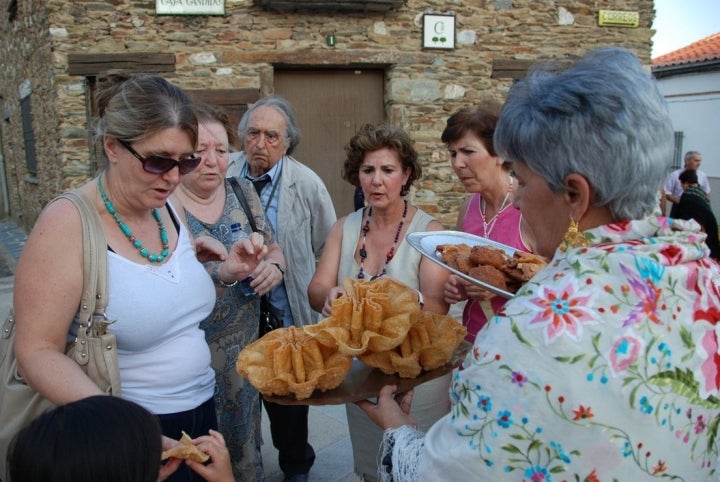 El novelista en una fiesta popular de Cachorrilla, a poco más de 20 kilómetros de Coria. Foto: Pedro Gutiérrez.