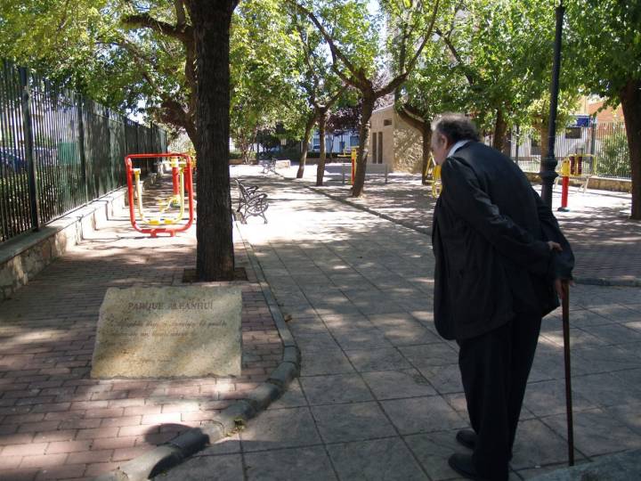 En la localidad cercana de Moraleja, Ferlosio pasea por el Parque dedicado a 'Alfanhui'. Foto: Pedro Gutiérrez.