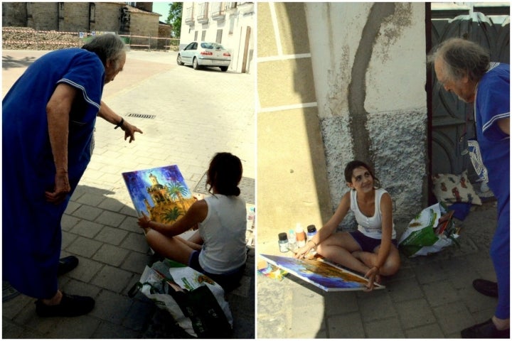 En Coria, Ferlosio en la puerta de su casa, observando un concurso de pintura. Foto: Pedro Gutiérrez.