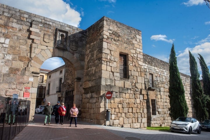 Coria: Esta muralla ha visto pasar de todo: romanos, visigodos, árabes y reyes castellanos. Foto: Antonio Karpint.