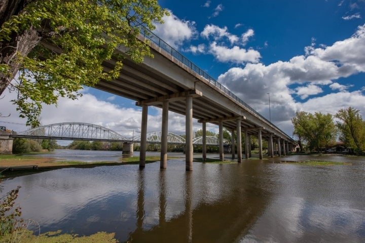 El puente de hierro sobre el río Alagón. Foto: Antonio Karpint.