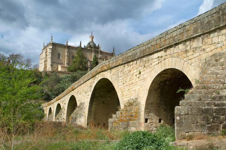 A los pies se extiende la vega y ese Alagón, afluente del Tajo, con el puente romano sin río. Foto: Agefotostock.