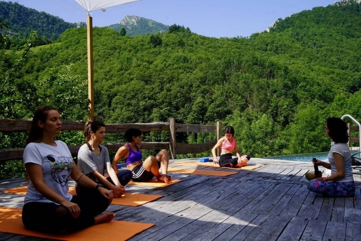 Marisol impartiendo la clase de yoga asanas.