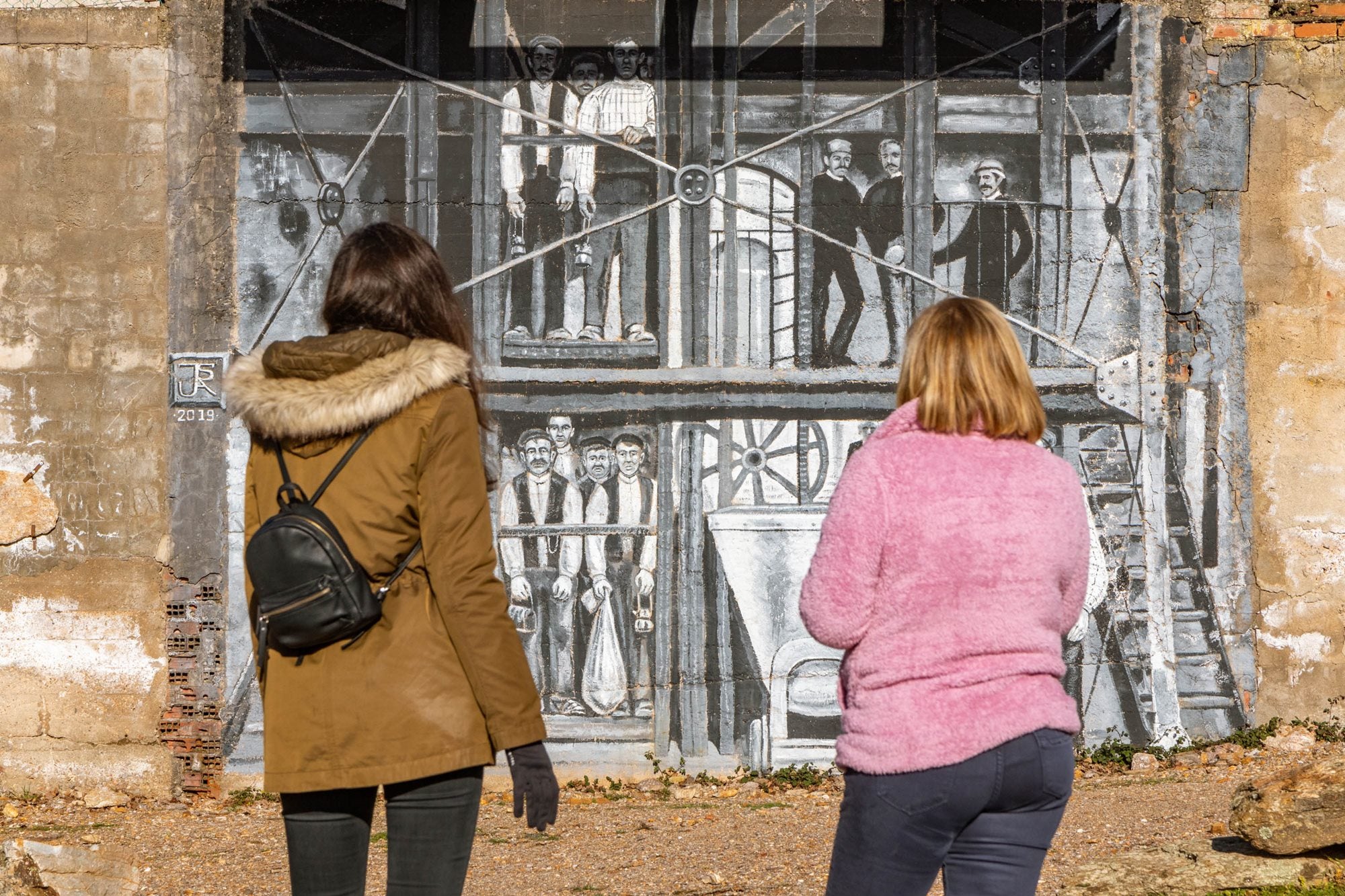 Merece la pena el mural de la puerta de la mina Santa Catalina. 